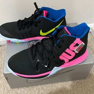 Nike Kyrie 5 size 5Y Black/VoltHyper pink